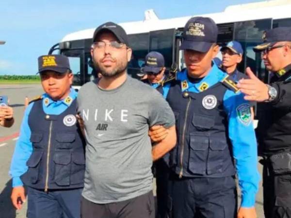 Gilbert Reyes es acusado del asesinato de su expareja, Dione Beatriz Solórzano Dixon y sus amigas Nikendra La Shan Mccoy y María Antonia Cruz Ávila.