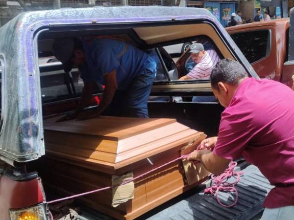 Su familia llegó a retirar el cuerpo del fallecido.