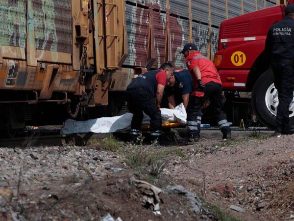Un ferrocarril impactó a un autobús de pasajeros de doble piso en una carretera del central estado de México. Aquí los detalles del fatal hecho que suma 8 muertes y más de 40 heridos.