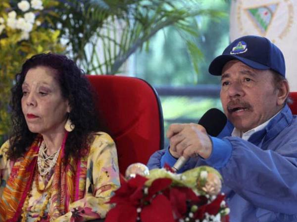 La pareja presidencial pidió a Kim Jong-un, trasladar a la familia de Kim Yong-nam sus condolencias.