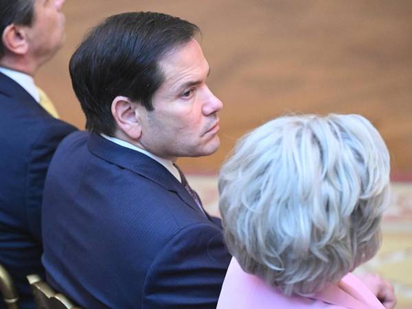 Rubio acusa a Ortega y Rosario Murillo por socavar la democracia y el derecho de los nicaragüenses a elegir a sus gobernantes.