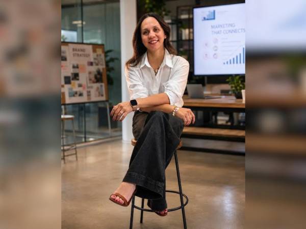 La gerente de mercadeo en Equipos Industriales, Gabriela Alvarado, comparte una lección energética con los nuevos líderes ambientales.
