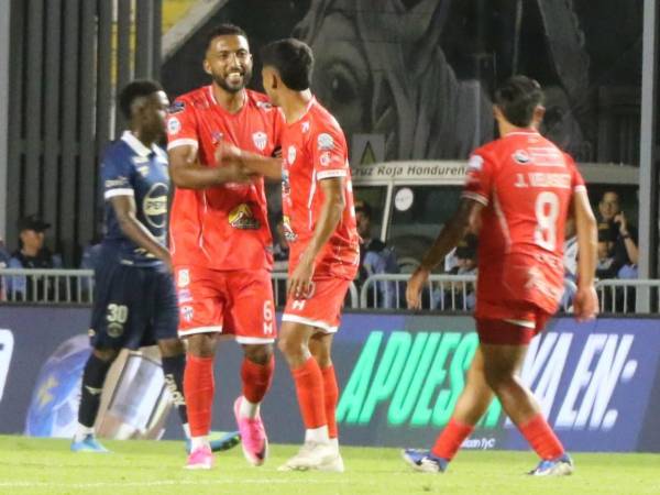 Reinieri Mayorquín anotó el primer gol para el Estrella Roja sobre Motagua.