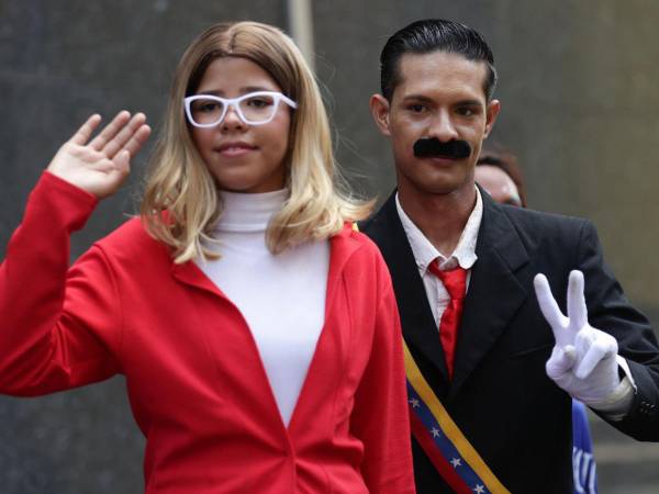 Miles de jóvenes seguidores del chavismo marcharon este jueves en el oeste de Caracas, disfrazados con imágenes del presidente Nicolás Maduro y su esposa, Cilia Flores, y portando pancartas en demanda de su liberación, tras la captura de la pareja por fuerzas estadounidenses a comienzos de enero. La movilización se realizó en el marco del Día de la Juventud en Venezuela y congregó a simpatizantes que recorrieron calles de la capital hasta los alrededores del Parlamento.