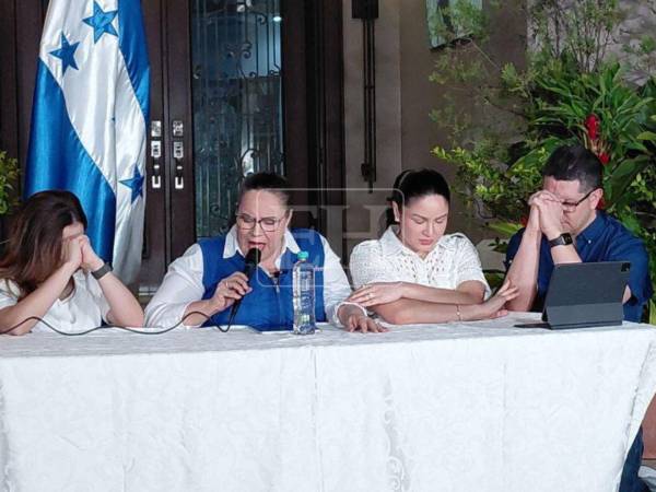 Hoy es día que puedo decir: Juan Orlando volverá: gritó Ana García junto a sus tres hijos.