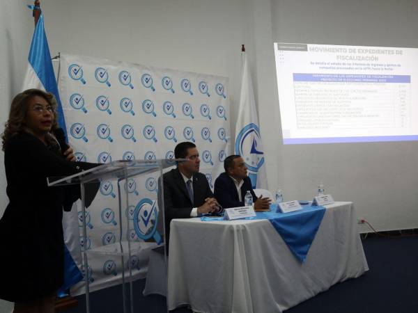 La comisionada Ivonne Ardón, junto a Emilio Hernández Hércules y José Vladimir Mendoza, dieron a conocer el segundo informe de sujetos obligados de las elecciones primarias 2025.