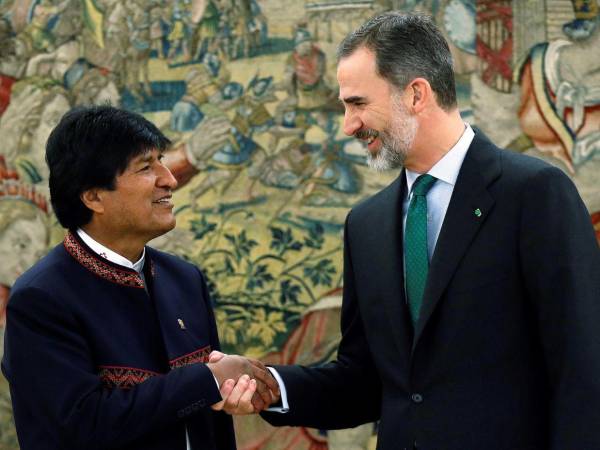 Fotografía de archivo, tomada el 16 de marzo de 2018, del Rey Felipe VI de España al recibir al entonces presidente de Bolivia, Evo Morales, en el Palacio de la Zarzuela, en Madrid.