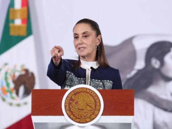 La presidenta de México, Claudia Sheinbaum, habla durante una rueda de prensa este lunes, en Palacio Nacional en Ciudad de México (México).