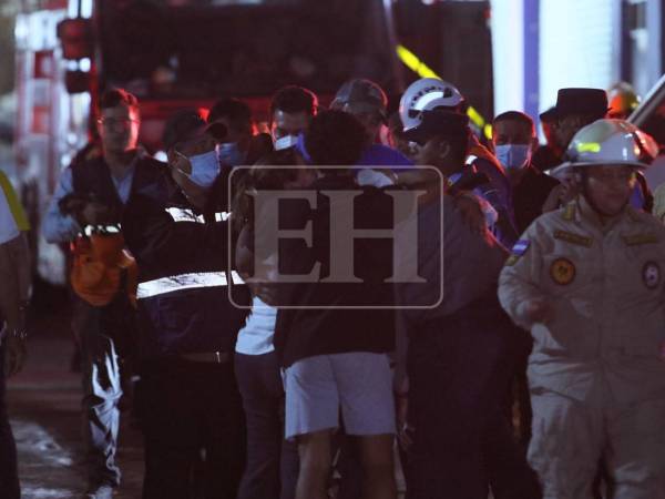 Equipos de rescate mantienen las labores de búsqueda bajo la oscuridad de la noche en la zona del derrumbe del Anillo Periférico, donde una parte del cerro cedió sobre unas bodegas quitándole la vida a tres personas. Solo uno de los cuerpos había sido recuperado hasta las 10 p.m. de este martes 23 de junio.