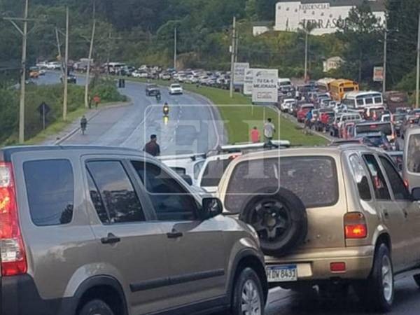 Un bus de la ruta La Paz-Tegucigalpa volcó este domingo en la CA-5, a la altura de El Durazno, dejando al menos siete personas heridas y provocando tráfico pesado en la zona al quedar obstaculizados los carriles de acceso a la capital de Honduras.