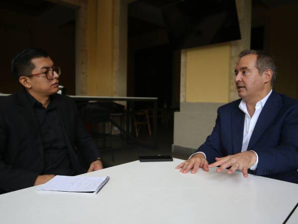 Díaz-Rosillo durante la entrevista con el periodista de EL HERALDO, Elvis Mendoza.