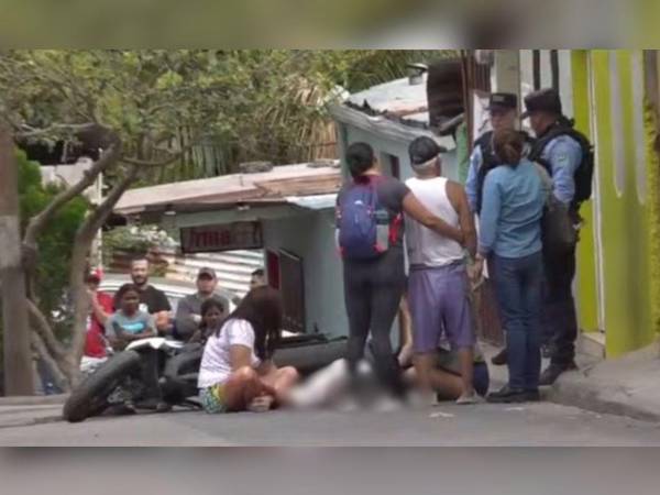 Hasta el lugar llegaron los familiares de la pareja asesinada.