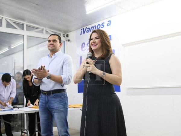 Cossette López estuvo presente en el búnker del Partido Nacional para entregar las credenciales a los diputados electos.