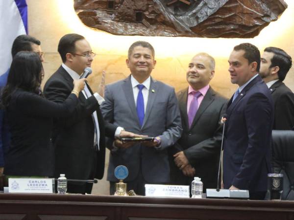 Eduardo Fuentes cuando rindió promesa de ley ante el presidente del Congreso Nacional (CN), Tomás Zambtano.