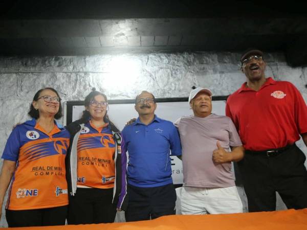 Lily Raudales y Lily López, Fundación Nacional de Ingenieros; Marco Joya, Aces Performance Training; Dr. Eric Price, Recreational Debut y Dennis Bell, exjugador de la NBA.