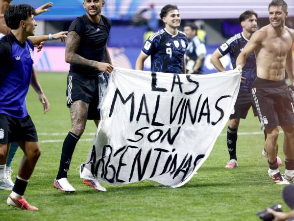 Las Malvinas son Argentinas decía la manta que hizo ingresar un aficionado al estadio.