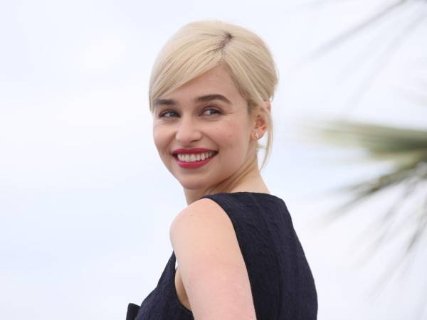 La actriz Emilia Clarke volvió a abrir su corazón sobre uno de los momentos más difíciles de su vida: las dos hemorragias cerebrales que sufrió mientras protagonizaba la exitosa serie Game of Thrones.