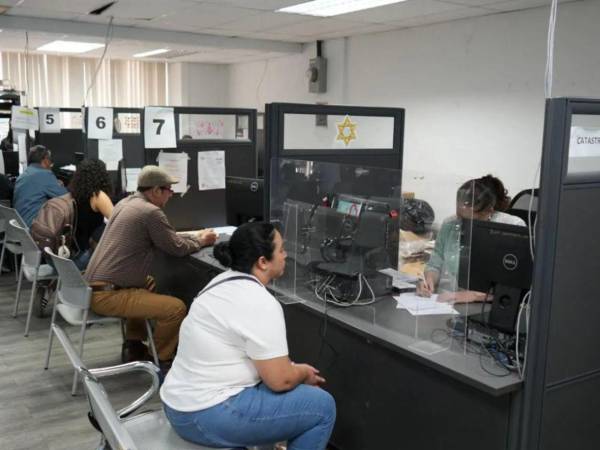 La falta de papel de seguridad para emitir constancias de valor catastral en la Alcaldía Municipal del Distrito Central mantiene en incertidumbre a ciudadanos que realizan trámites de compraventa de propiedades.