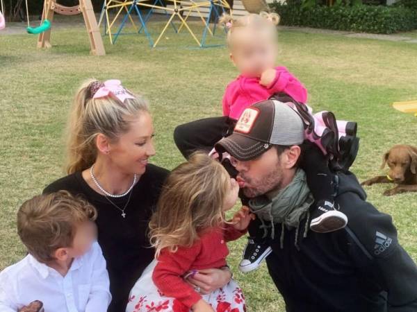 Enrique Iglesias y Anna Kournikova iniciaron su relación sentimental a finales de 2001, tras conocerse durante la filmación del video musical de la canción Escape.