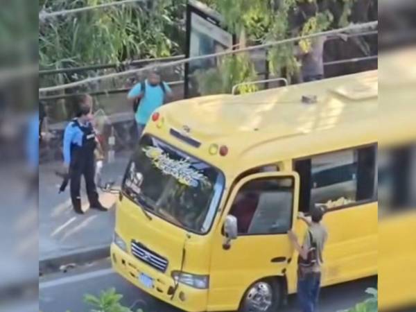 El cuerpo del conductor quedó inerte en el asiento.