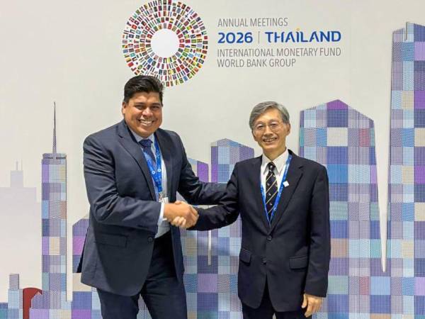 El presidente del BCH se reunió en Bangkok con Kenji Okamura, subdirector gerente del FMI, en víspera de la sexta revisión.