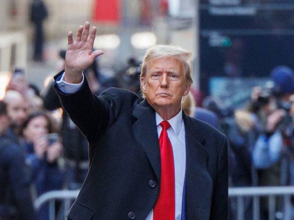 Trump niega dibujar mujeres y denuncia a los que manejaron archivos Epstein.