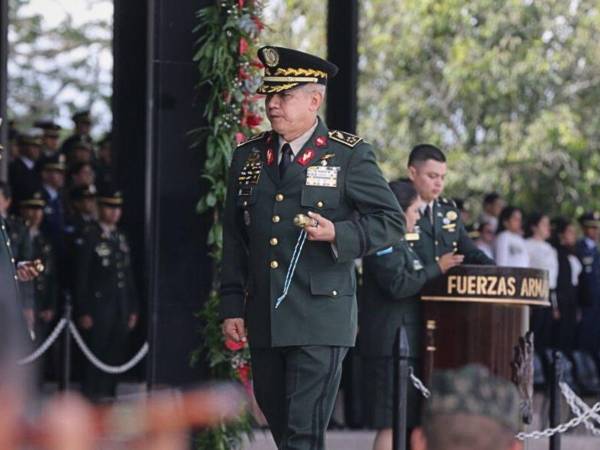 Roosevelt Hernández, jefe de las Fuerzas Armadas, presionó para la baja de Ramiro Muñoz.
