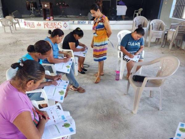 Más de 570,000 hondureños en edad promedio de 44 años aprendieron a leer y a escribir durante los últimos tres años.