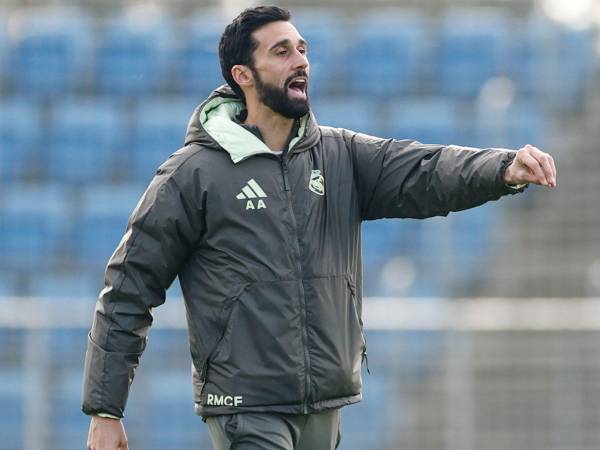 Álvaro Arbeloa dirigiendo su primer entrenamiento.