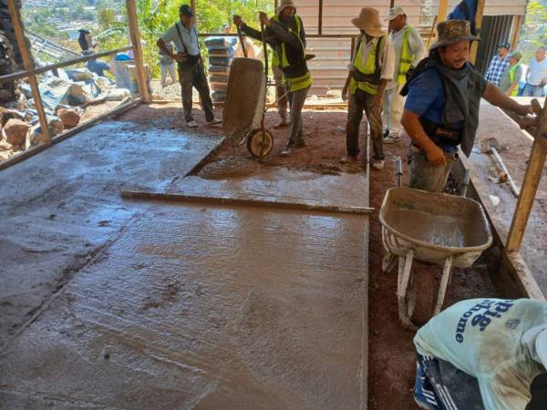 Fundición de piso en la colonia Suazo Córdova, uno de los proyectos recientes de la Dirección de Gestión Comunitaria de la AMDC.
