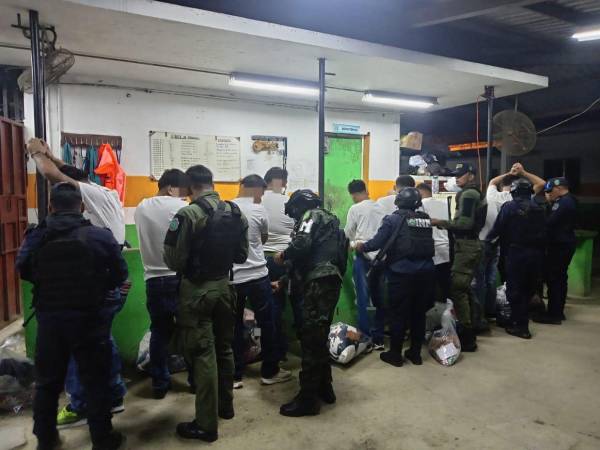 Los 20 reclusos fueron trasladados en horas de la madrugada bajo fuertes medidas de seguridad.