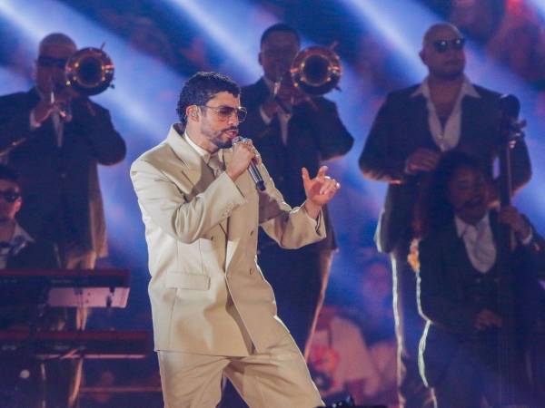 Varios asistentes a los premios, incluyendo a Justin y Hailey Bieber, posaron ante las cámaras portando un prendedor en blanco y negro que rezaba ICE Out (Fuera ICE).