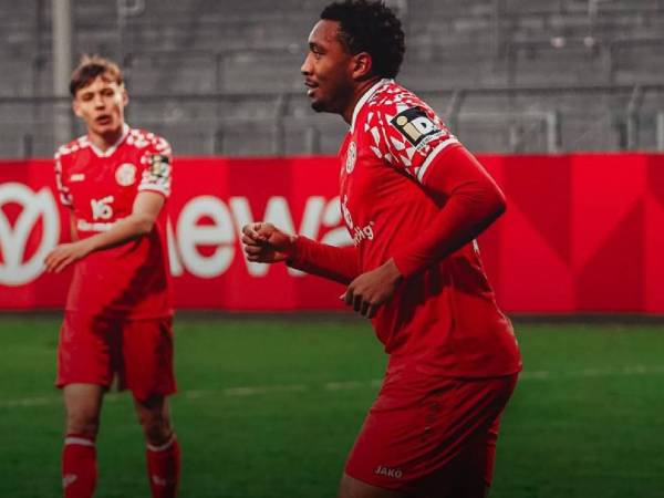 El delantero hondureño celebró con emoción su primer tanto de la temporada con en el equipo.