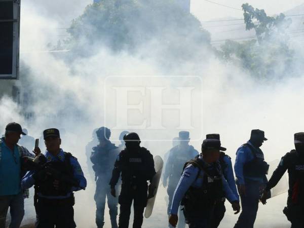 La Policía Nacional desalojó este viernes a manifestantes que bloqueaban la carretera en El Progreso, Yoro, en protesta contra el aumento del 300 % a la tasa municipal vial. Los manifestantes exigen al alcalde Alexander López la derogación de la medida vigente desde el 1 de julio.