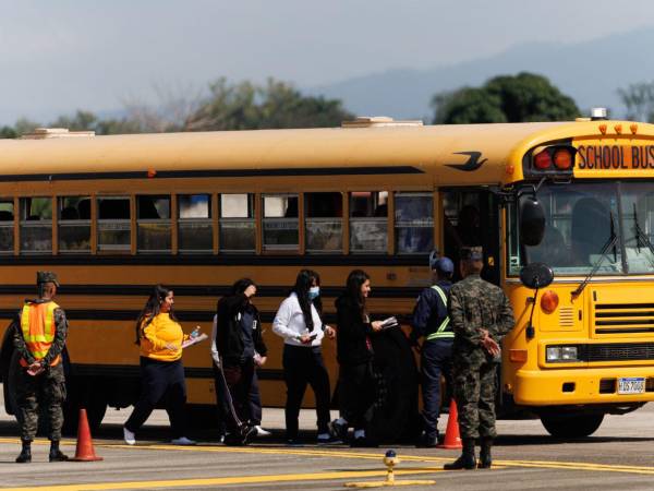 Cientos de migrantes retornados desde Estados Unidos comenzaron a llegar este viernes al Aeropuerto Internacional Ramón Villeda Morales.