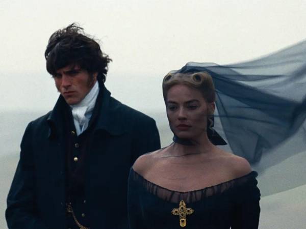 Cumbres borrascosas revive el romanticismo oscuro del siglo XVIII en una era marcada por la falta de vínculo emocional y físico.