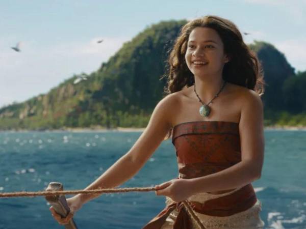El filme está dirigido por Thomas Kail y protagonizado por Catherine Laga'aia como Moana y Dwayne Johnson como el semidiós Maui.