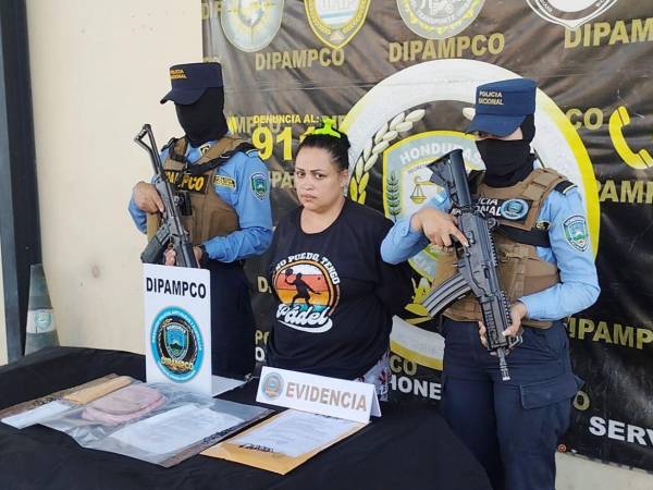La mujer identificada como Cinthya Carolina Pineda Díaz, de 40 años de edad, fue capturada por agentes de la Dipampco.