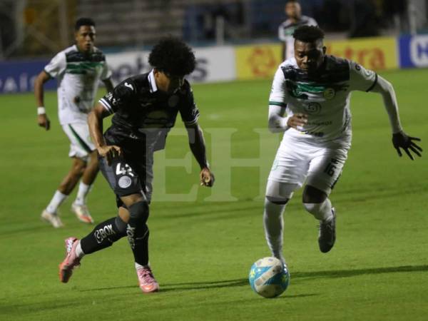 Jonathan Argueta en disputa del balón con Elmer Guity que trata de evitar ataque de los 'Azules'.