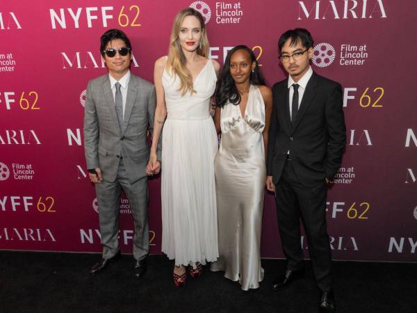 El actor Brad Pitt y sus hijos han vivido un distanciamiento que se profundiza con los años. En la foto Maddox es el cuarto de izquierda a derecha.