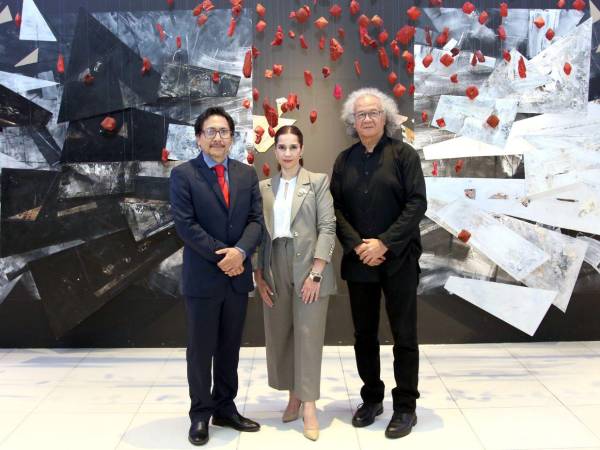 La exposición, abierta de lunes a viernes de 9:00 a.m. a 3:00 p.m. con entrada gratuita, propone un viaje introspectivo donde los trazos, colores y la materia transmiten emociones en constante movimiento.