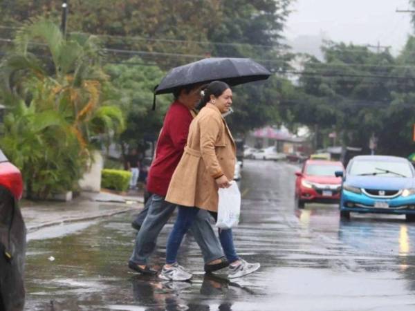 La alerta estará vigente durante 48 horas y las autoridades instan a la población a seguir las instrucciones oficiales y evacuar si existe peligro.