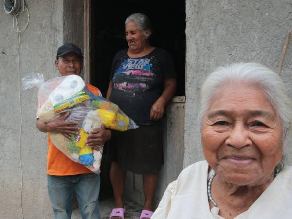 Doña Evangelista y su familia recibieron con alegría la donación de alimentos del equipo de EL HERALDO.