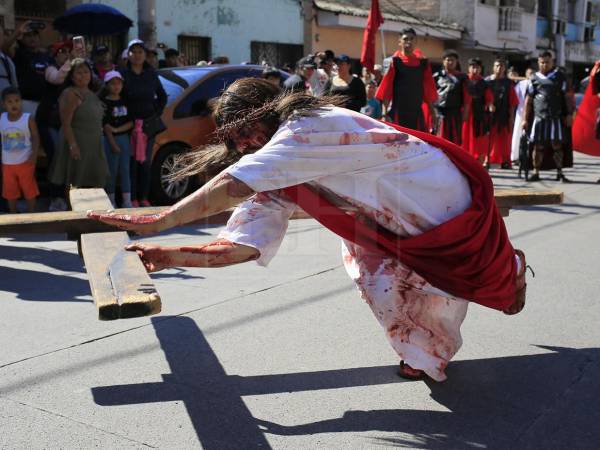 Una persona que representa a Jesús participa en el Vía Crucis de Semana Santa en Tegucigalpa es lanzado al suelo en su camino al Gólgota, recordando la pasión de Cristo. Esta es una compilación de las mejores imágenes de Semana Santa 2026.