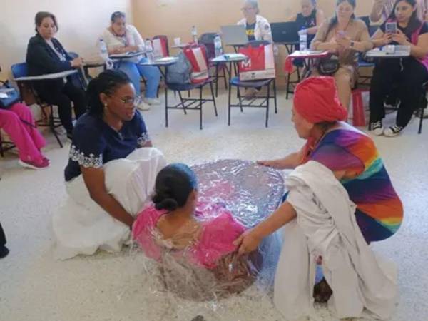 El parto en agua es una técnica que busca favorecer el bienestar físico y emocional de la madre y el bebé durante el proceso del nacimiento.