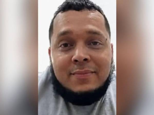 Brayan Omar Sánchez Servellón llegó a Estados Unidos hace 16 años por asilo político. A pesar de tener protección para no ser deportado, el gobierno lo arrestó y expulsó a un país de África.