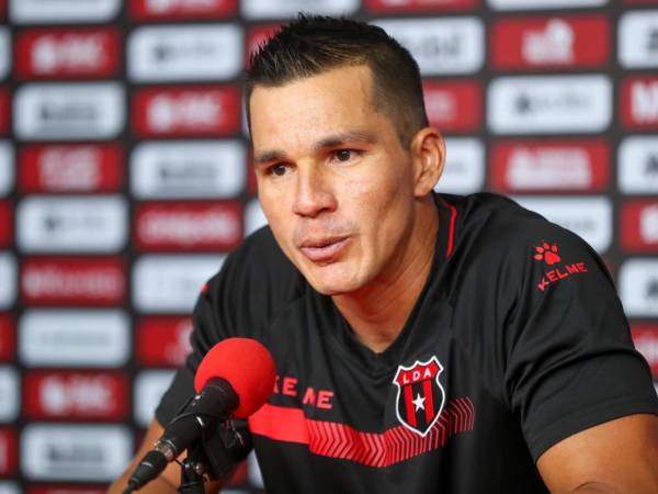 Asistente técnico de Alajuelense deja mensaje sobre posible fichaje de Jorge Álvarez