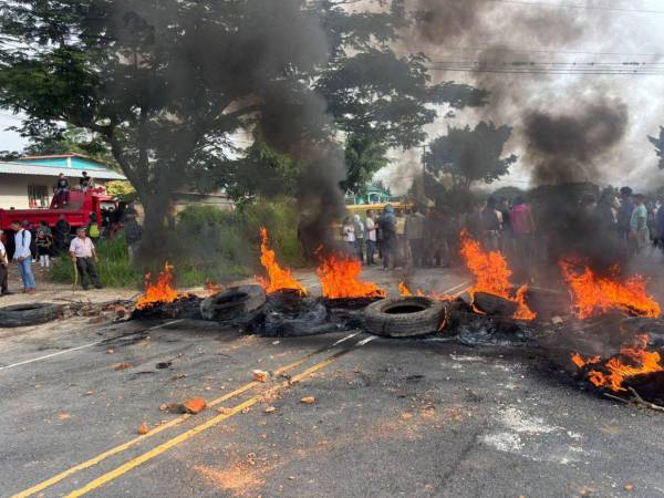 Este sábado -4 de octubre- pobladores bloquearon el paso vehicular del kilómetro 32 de la carretera que conduce al departamento de Olancho, entre las comunidades El Tamal y Queso, quemando llantas, causando tensión entre protestantes y agentes policiales. A continuación algunas imágenes de la protesta y desalojo.