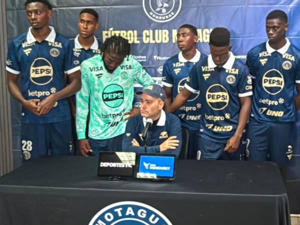 Javier López tuvo el respaldo de sus jugadores del Motagua en el inicio de la conferencia.