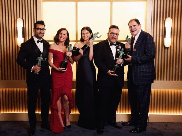 La gala se emitirá por Netflix a partir de las 8:00 PM ET, lo que equivale a las 7:00 PM hora de Honduras. El preshow inicia a las 5:00 PM.